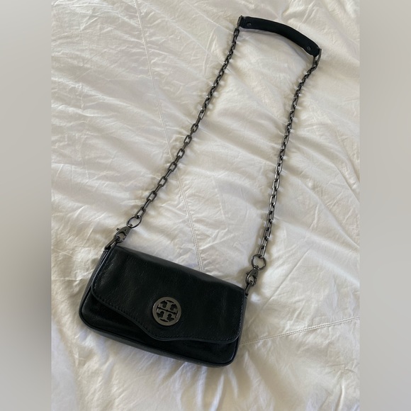 Tory Burch Handbags - Tory Burch Robinson Black Leather Flap Crossbody Clutch Chain Strap - Excellent
